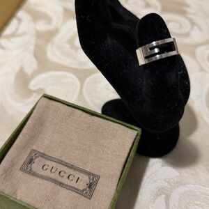 Gucci Stunning Luxury silver ring, dust bag, pouch, box and ribbon included
